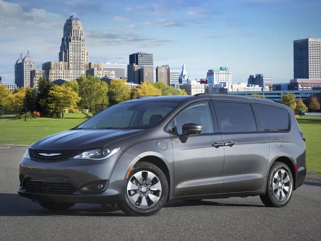 Chrysler Pacifica 2016, минивэн, 2 поколение, RU (01.2016 - 01.2020)