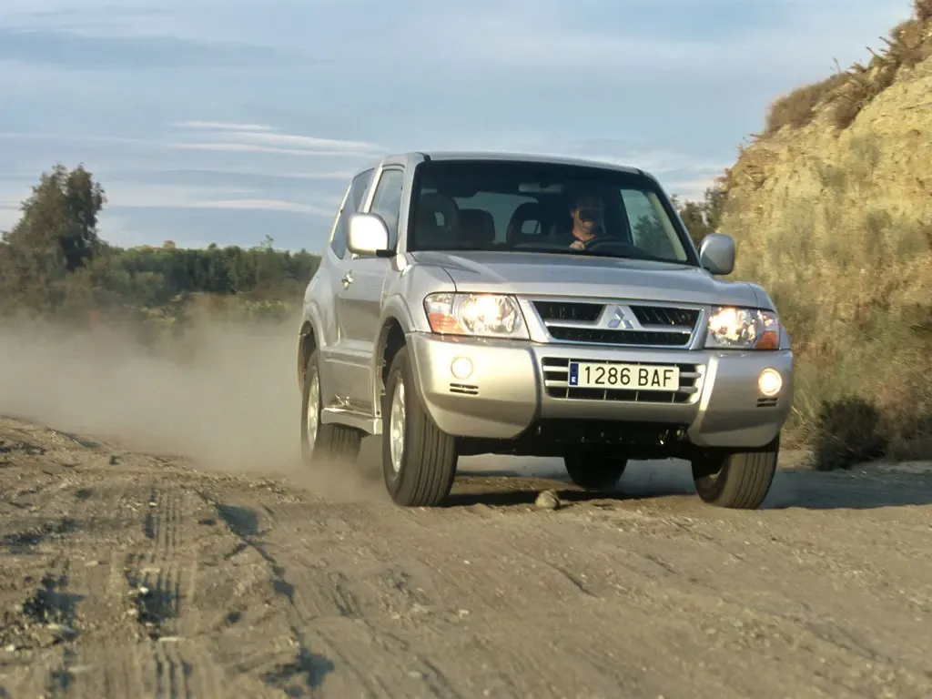 Mitsubishi Pajero рестайлинг 2003, джип/suv 3 дв., 3 поколение, V60 (05.2003 - 03.2006)
